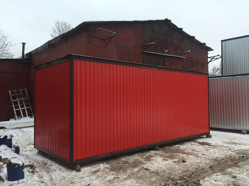Дачный дом из блок-контейнера, красный профлист